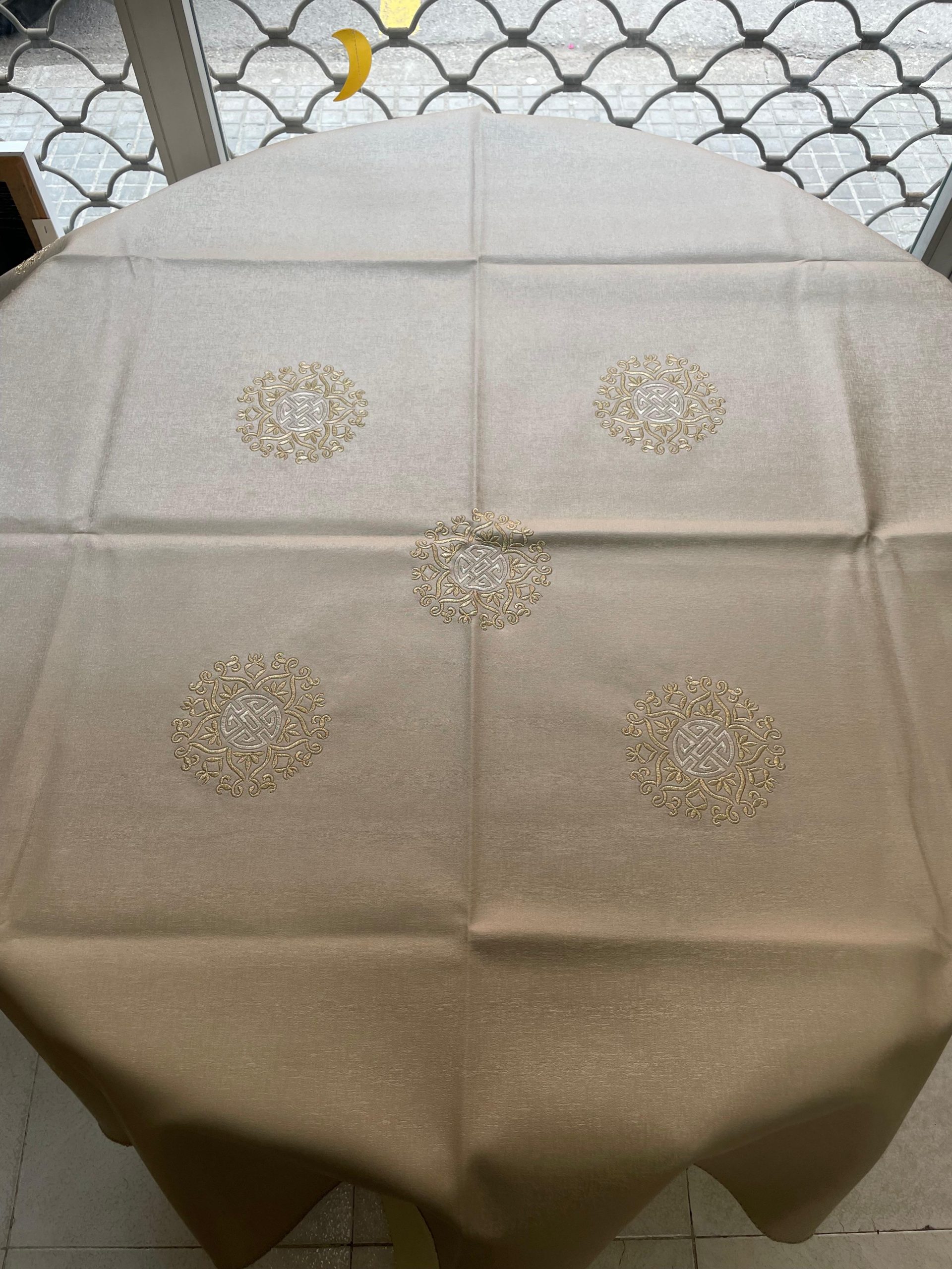 MANTEL POLI PIEL (CUERO), ESTANDAR 140 X 140 - VERSACE- BEIGE