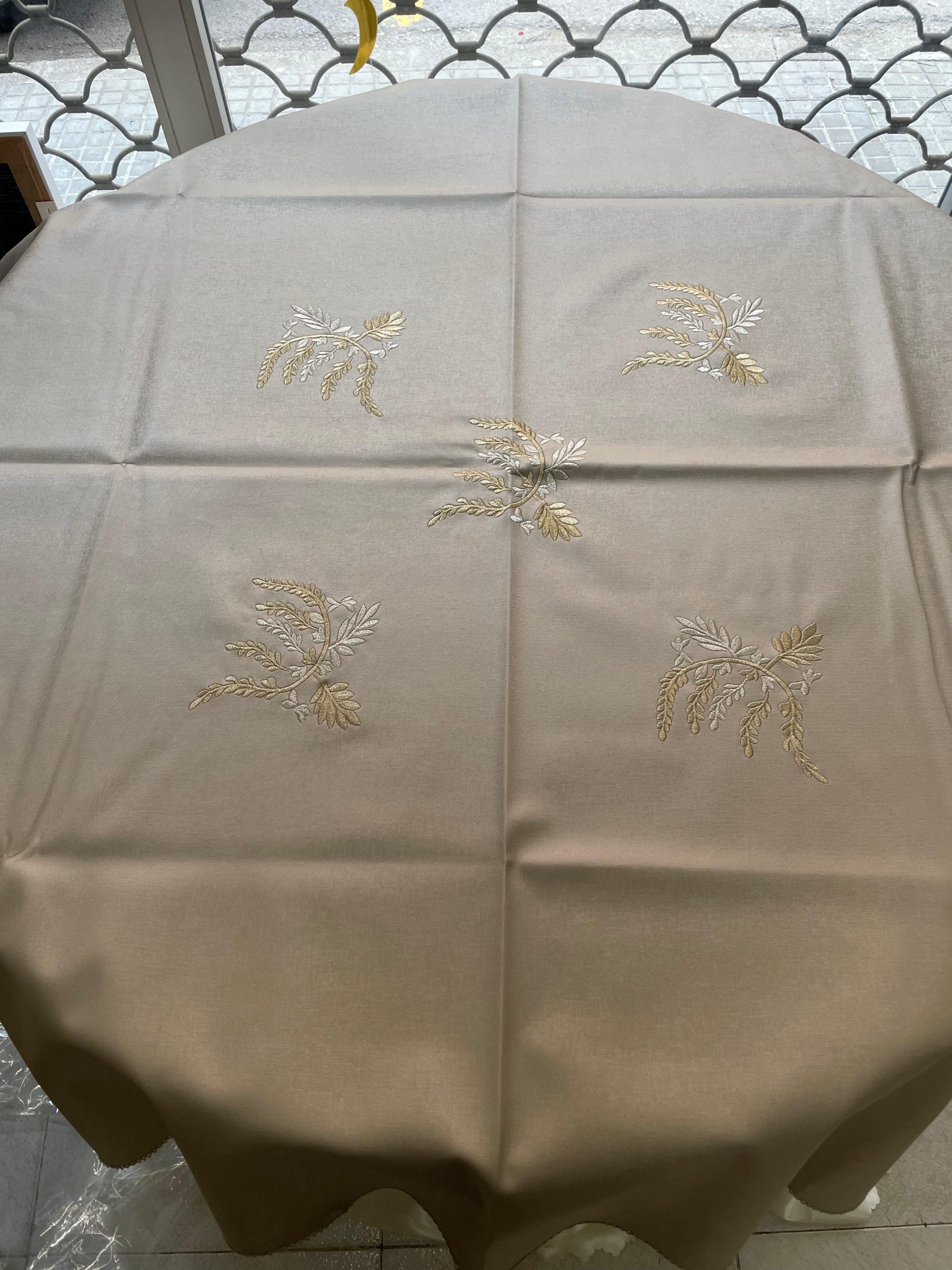 MANTEL POLI PIEL (CUERO), ESTANDAR 140 X 140 - RAMAS- BEIGE