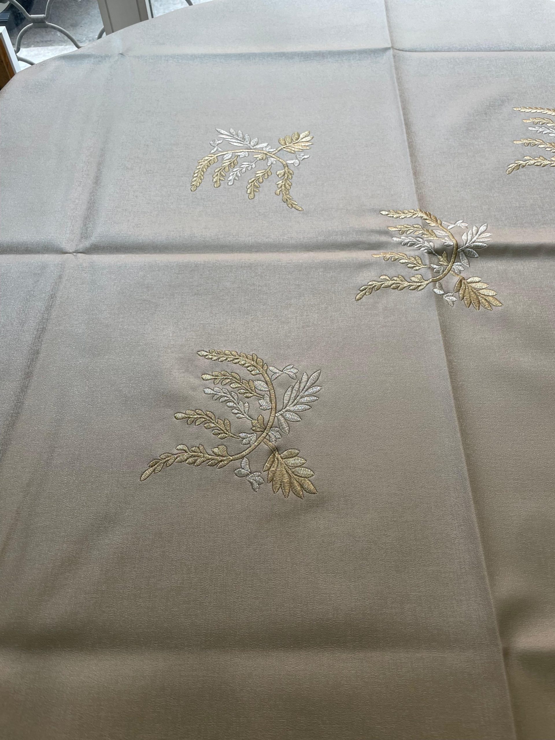 MANTEL POLI PIEL (CUERO), ESTANDAR 140 X 140 - RAMAS- BEIGE - Imagen 2