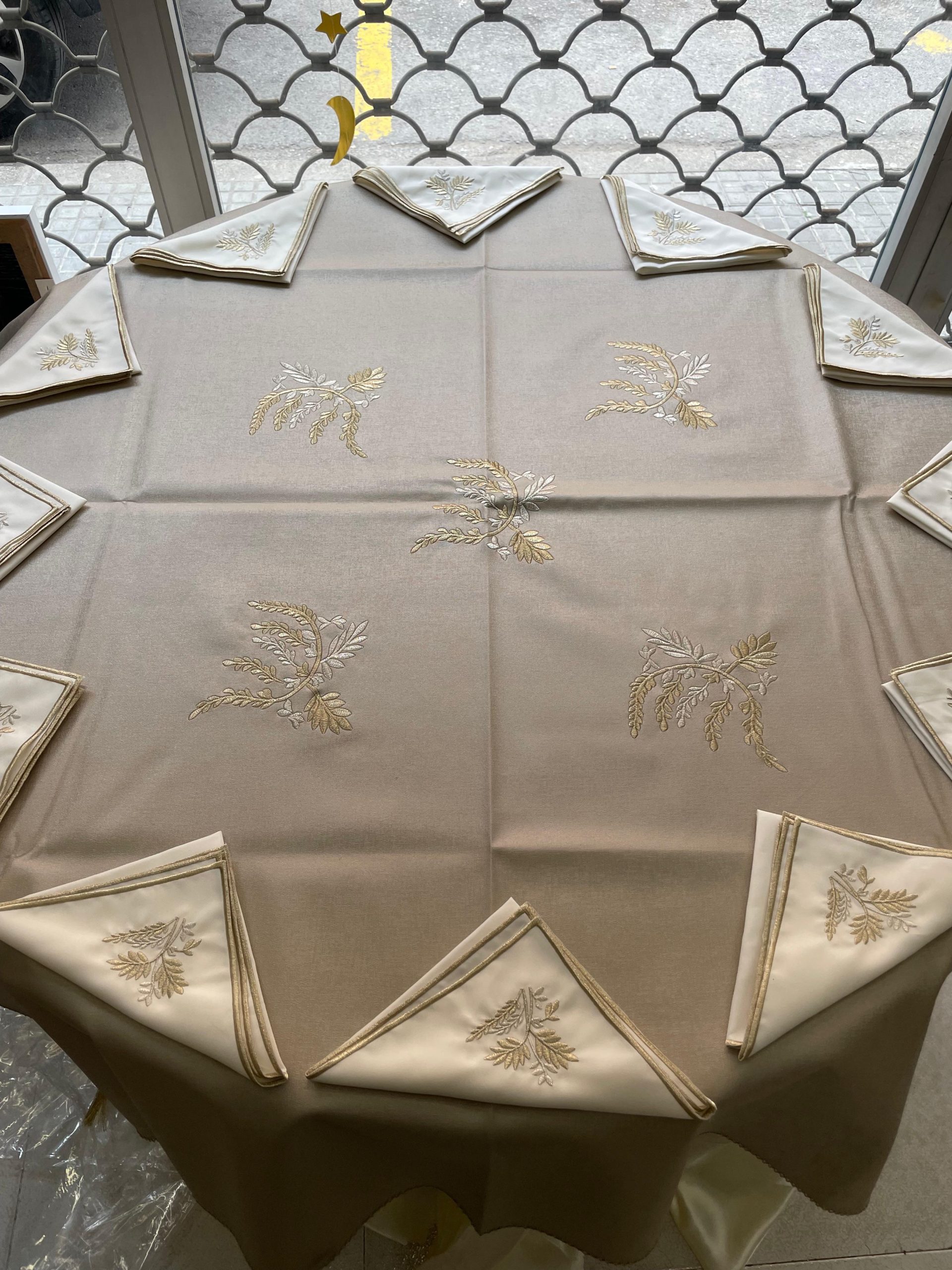 MANTEL POLI PIEL (CUERO), ESTANDAR 140 X 140 - RAMAS- BEIGE - Imagen 3