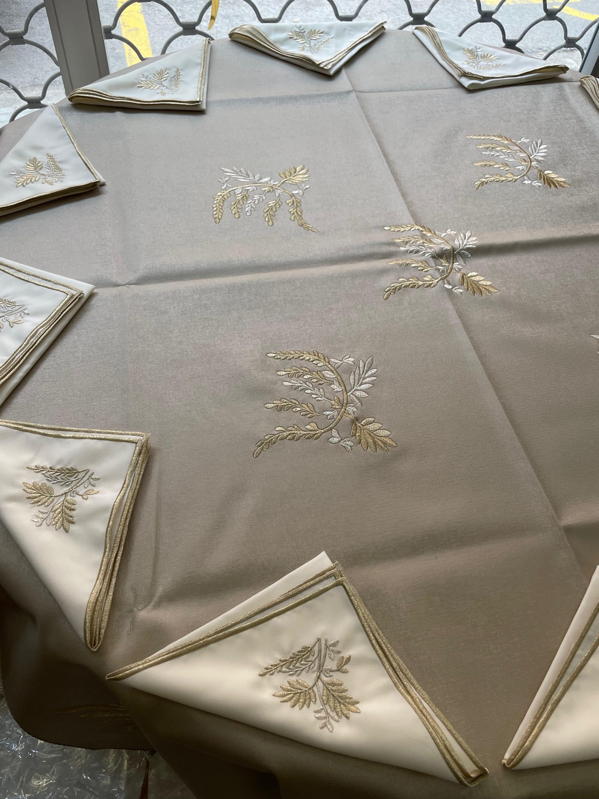 MANTEL POLI PIEL (CUERO), ESTANDAR 140 X 140 - RAMAS- BEIGE - Imagen 4