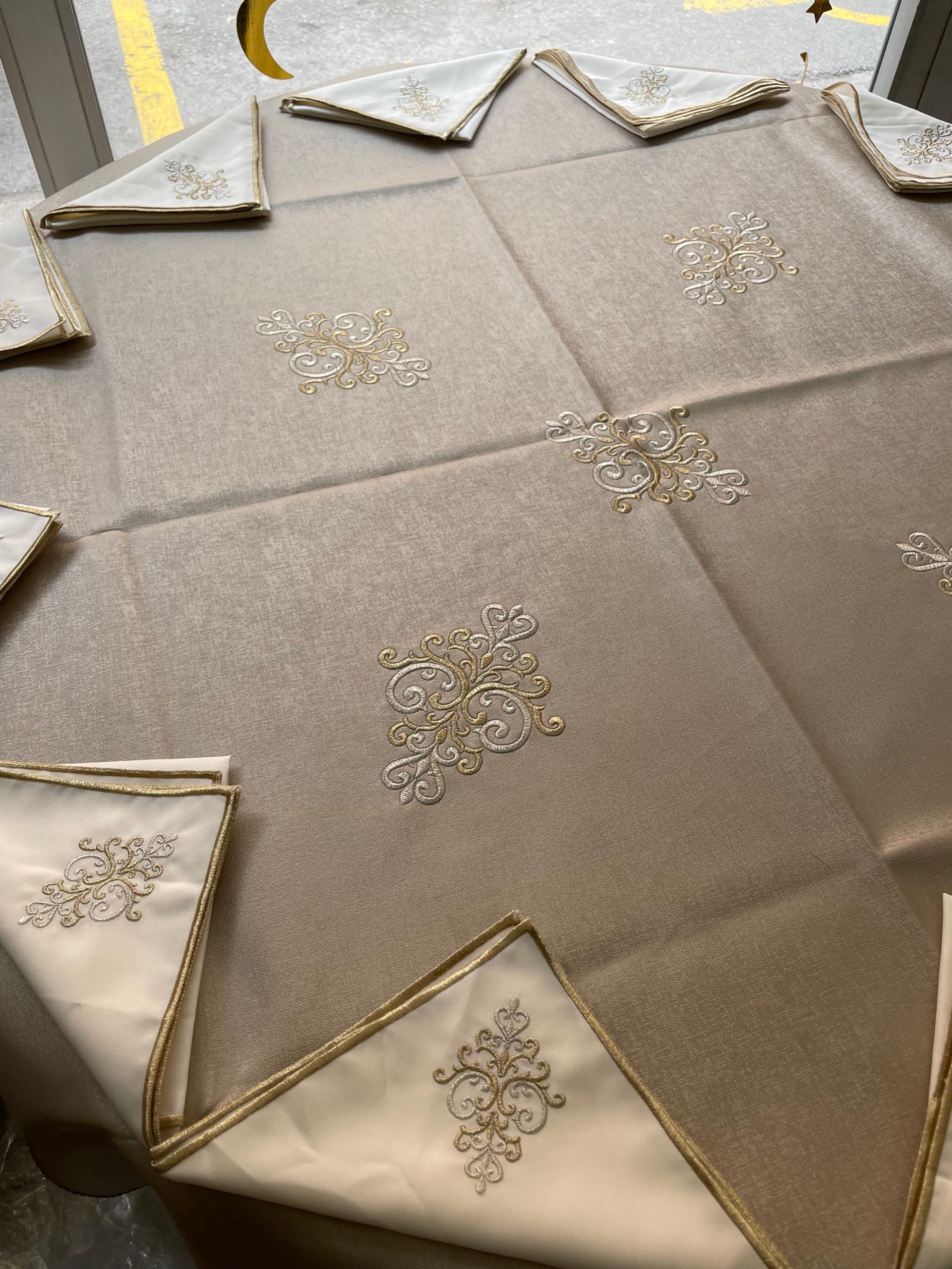 MANTEL POLI PIEL (CUERO), ESTANDAR 140 X 140 - ARABE- BEIGE - Imagen 4
