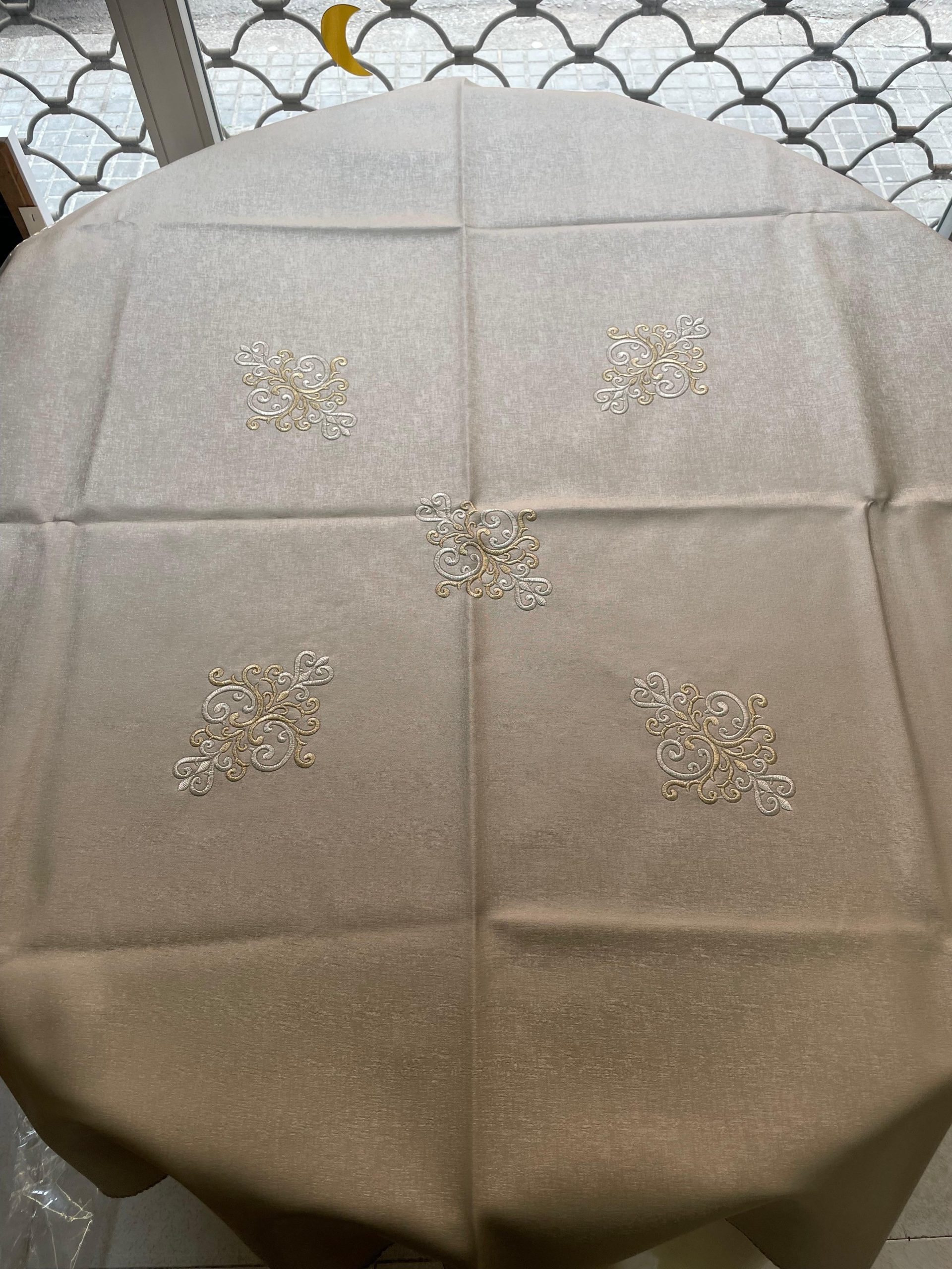 MANTEL POLI PIEL (CUERO), ESTANDAR 140 X 140 - ARABE- BEIGE